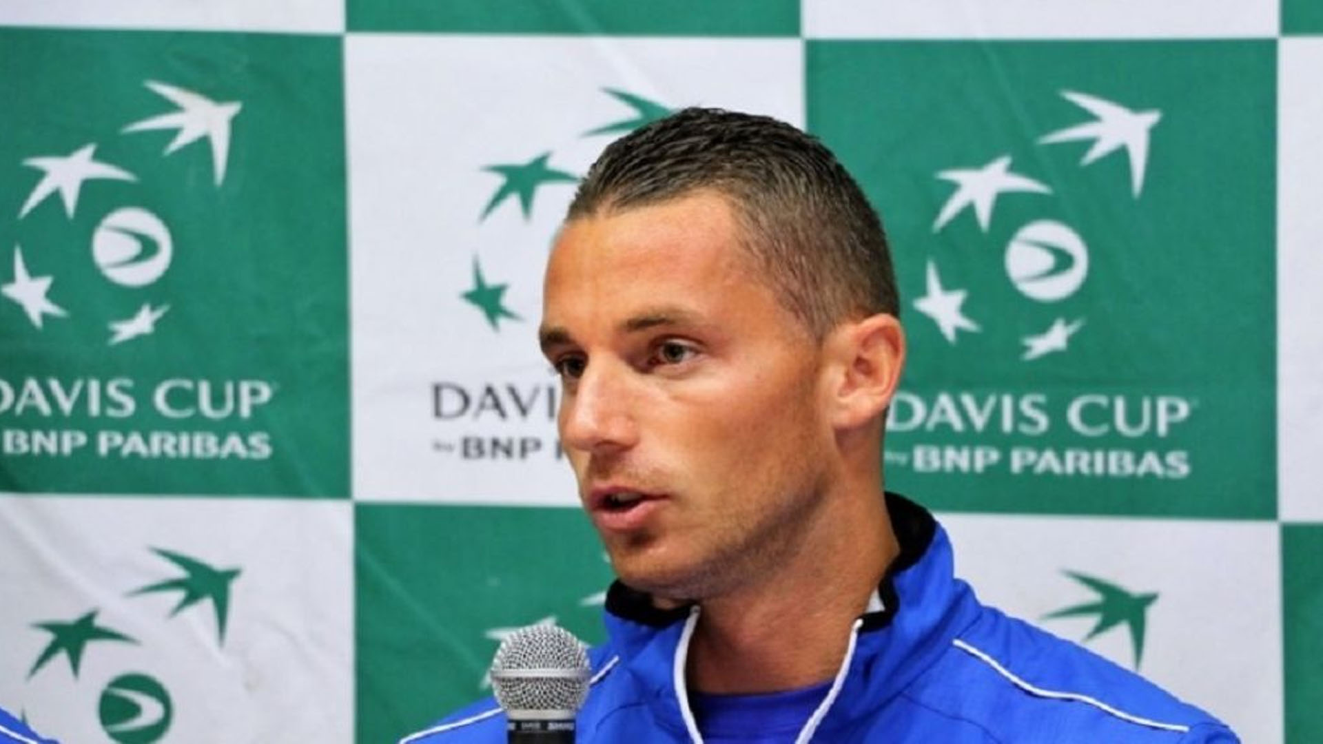 Tenista bosnio da positivo a COVID-19 tras torneo en Belgrado