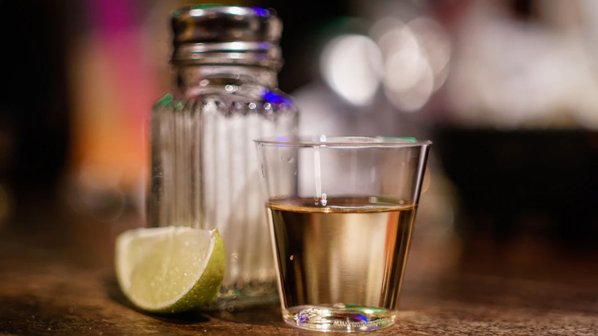 Investigan en Guerrero muerte de ocho personas tras consumir tequila