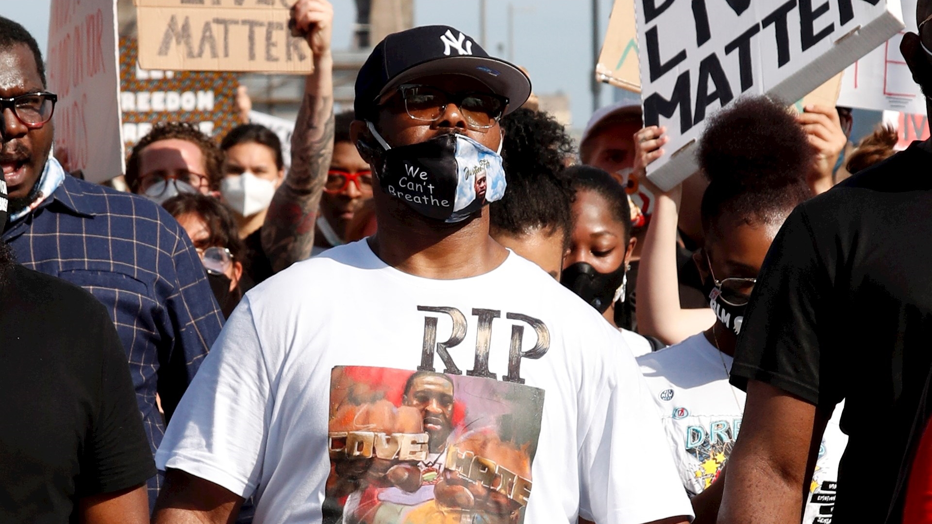 Neoyorquinos reciben al hermano de George Floyd