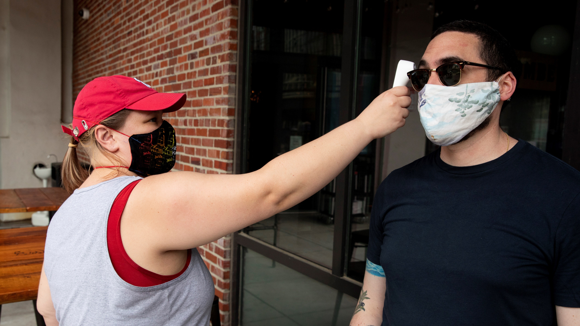 Baja ritmo de contagios y decesos por COVID-19 en EE.UU.