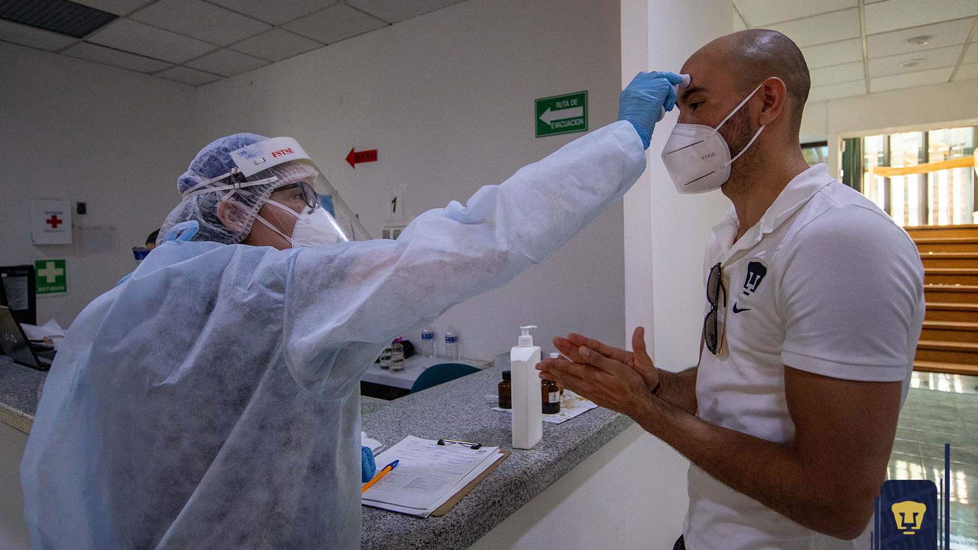 Aplican prueba de COVID-19 a jugadores de Pumas - toma-de-temperatura-a-jugador-de-pumas