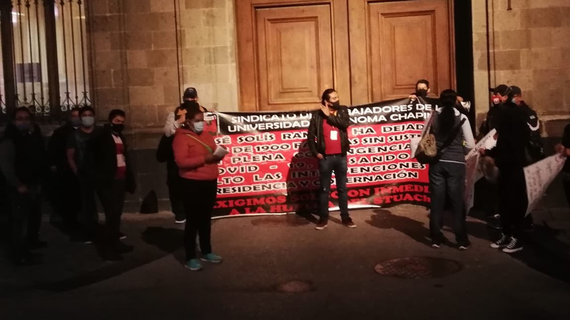 Trabajadores de la Universidad de Chapingo bloquean accesos a Palacio Nacional