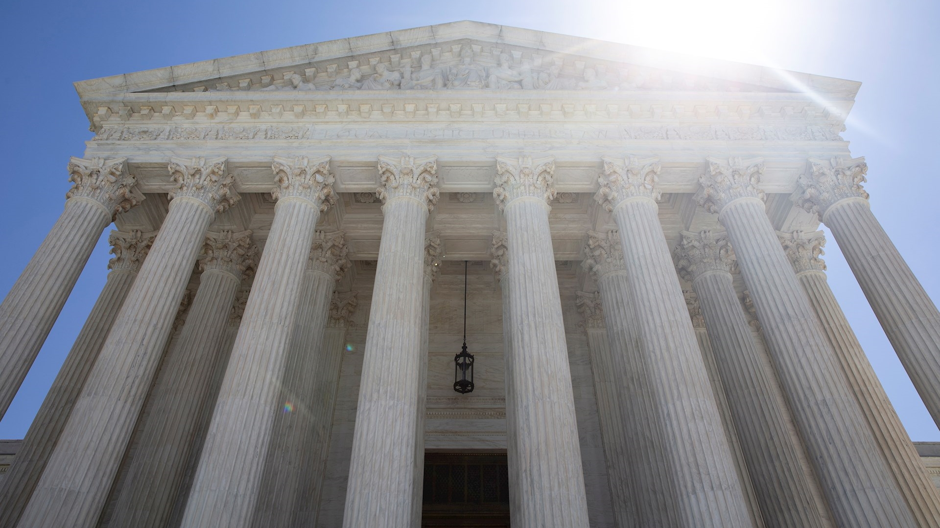 Tribunal Supremo de EE.UU. avala que escuelas religiosas se incluyan en programas de becas con fondos estatales