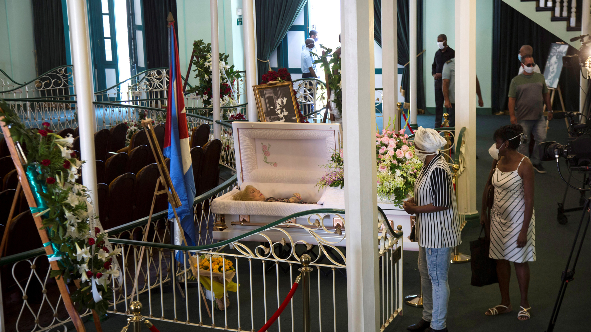 Cubanos dan último adiós a la famosa vedette Rosita Fornés - ultimo-adios-a-rosita-fornes-en-cuba-antes-de-su-sepelio