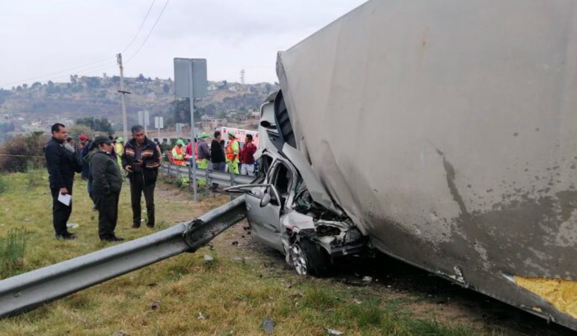 Muere conductor al caerle caja de tráiler en la carretera Naucalpan-Toluca