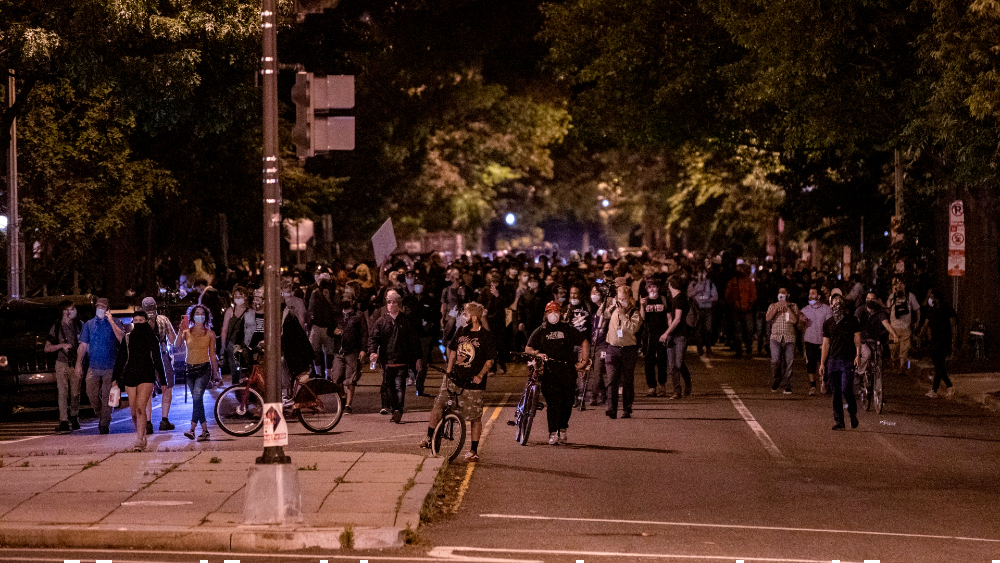 EE.UU. vive nueva noche de disturbios cuando se cumple una semana de la muerte de Floyd
