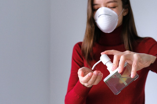 En la ‘nueva normalidad’, los viajeros deberán asegurar su salud - woman-applying-hand-sanitizer-3987146