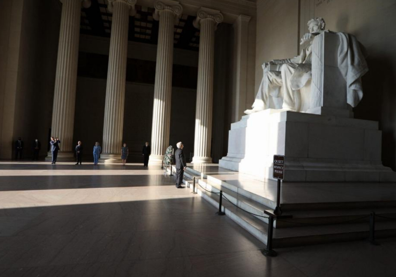 López Obrador deposita ofrendas en estatuas de Abraham Lincoln y Benito Juárez - abraham-lincoln