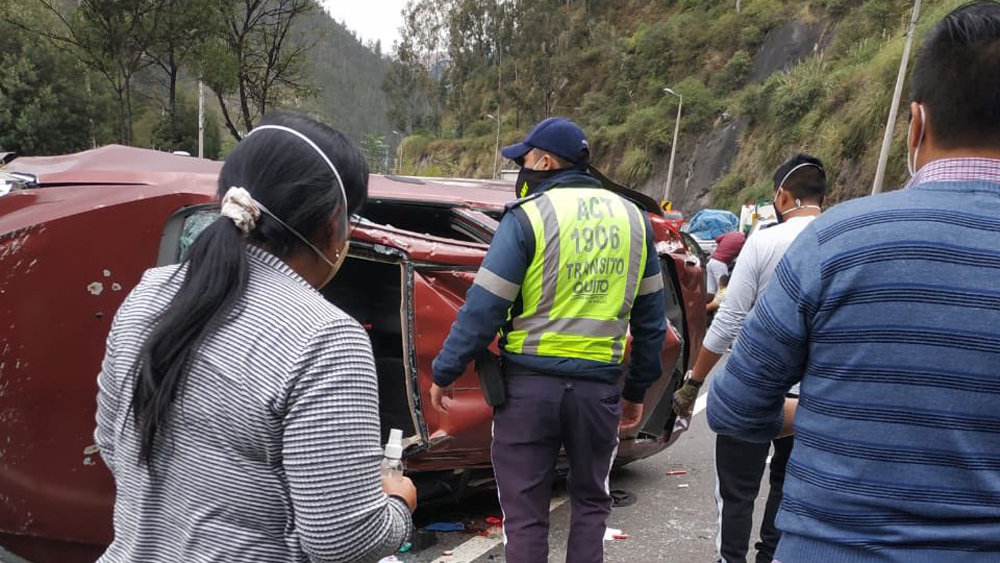 Policía consuela a niño a mitad de la carretera en accidente vial - accidente-vial-en-ecuador-quito