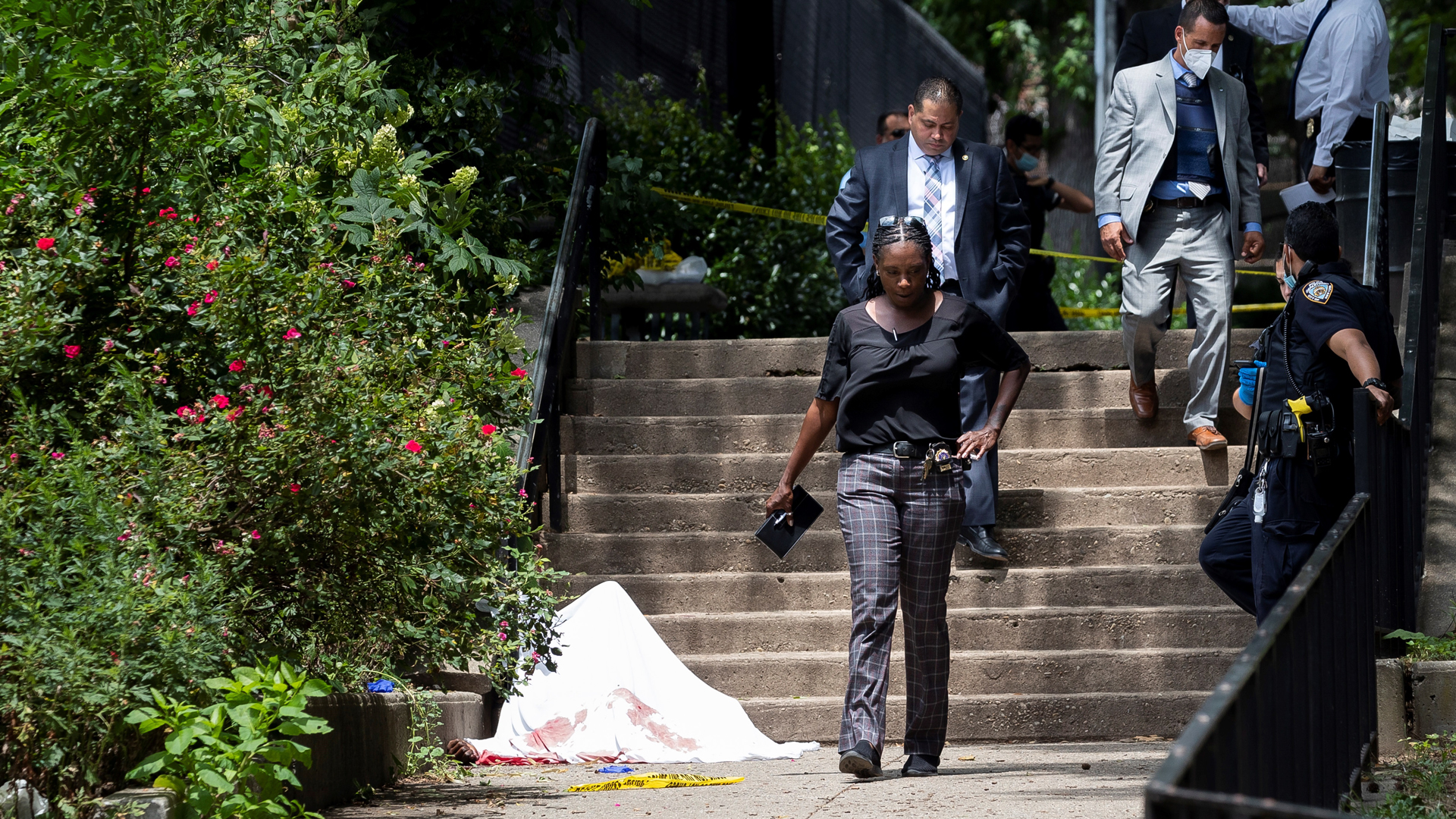 Nueva York presenta iniciativa para frenar la violencia en la ciudad - agentes-de-la-policia-de-nueva-york-en-la-escena-del-asesinato-a-tiros-de-un-joven-en-brooklyn