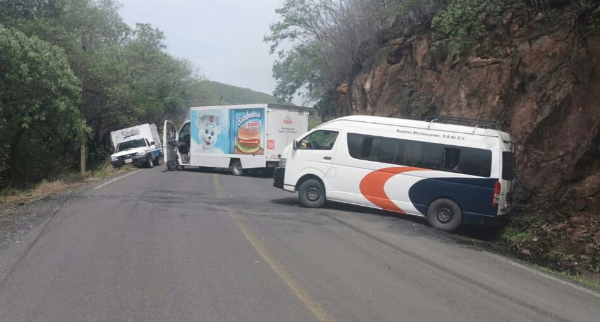 Sujetos armados bloquean accesos a dos municipios en Michoacán