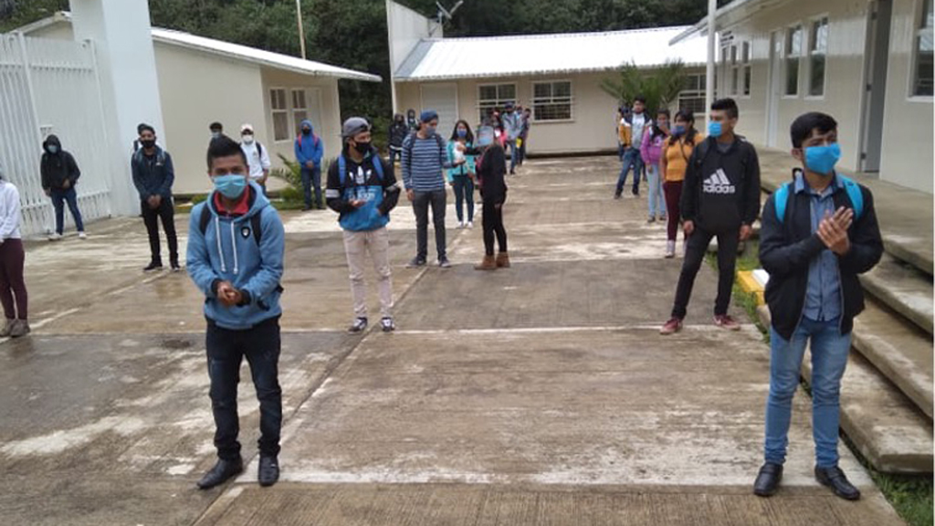 Por pandemia, darán oportunidad a jóvenes becados de bachillerato de repetir el año escolar