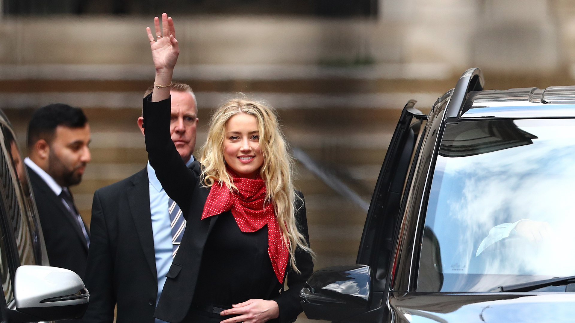 Guardaespaldas revela agresiones de Amber Heard a Johnny Depp - amber-heard-a-su-salida-de-tribunales-de-londres