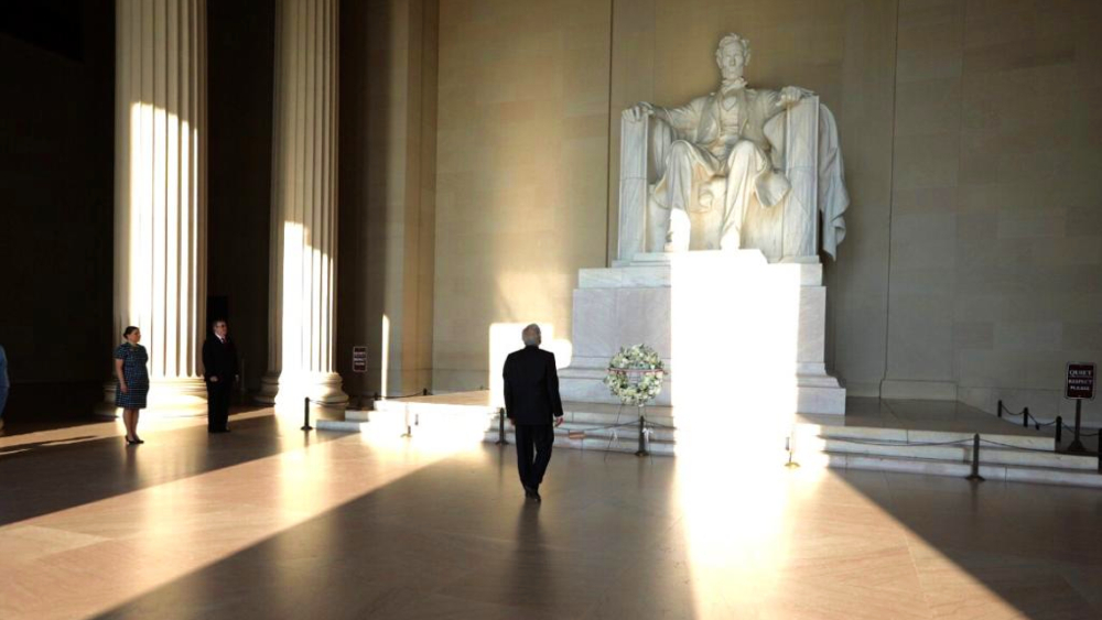 AMLO deposita ofrenda floral en monumento a Abraham Lincoln