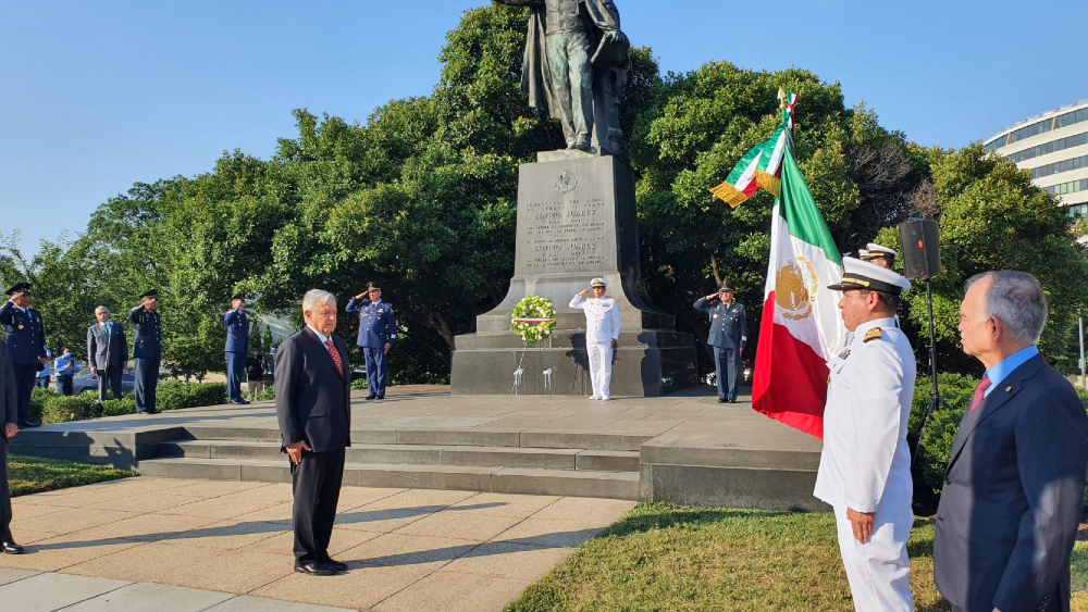 López Obrador deposita ofrendas en estatuas de Abraham Lincoln y Benito Juárez - amlo-lopez-obrador-estatua-benito-juarez