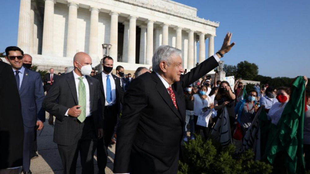 López Obrador deposita ofrendas en estatuas de Abraham Lincoln y Benito Juárez - amlo-lopez-obrador-washington-ok
