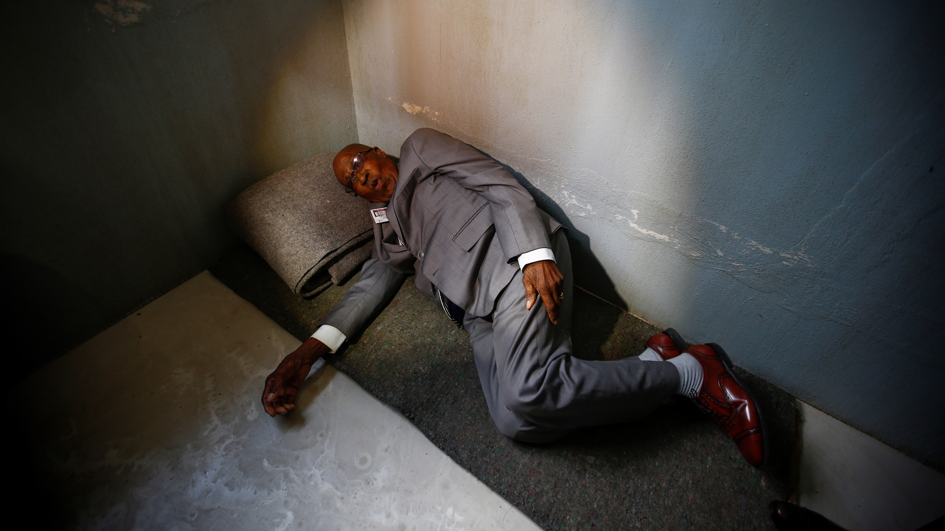 Murió Andrew Mlangeni, héroe de la lucha contra el apartheid - andrew-mlangeni-muestra-como-dormia-en-la-prision-en-la-que-paso-27-anos