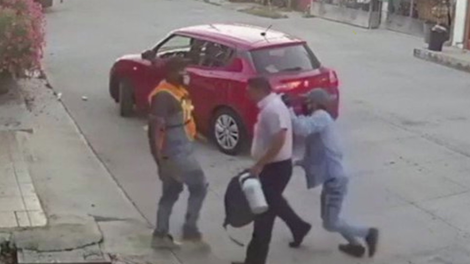 #Video Roban vehículo a hombre en Cancún