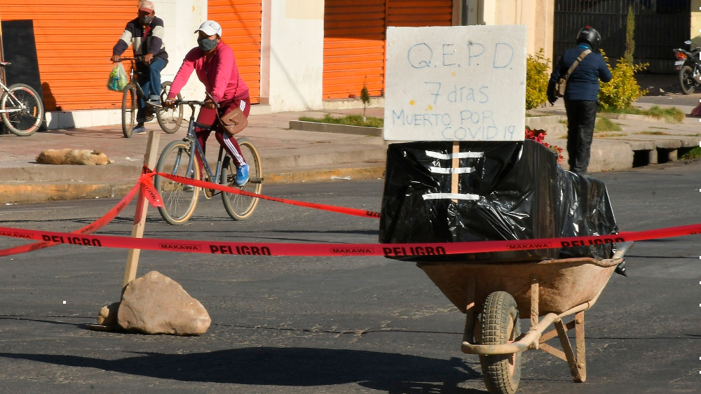 Un ataúd en la calle, el drama en Bolivia por la saturación de un cementerio
