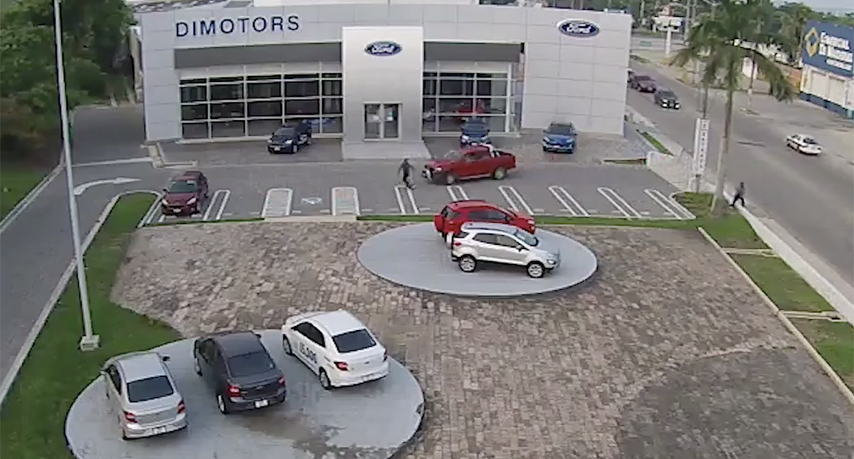 #Video Conductor atropella a presuntos ladrones en Veracruz