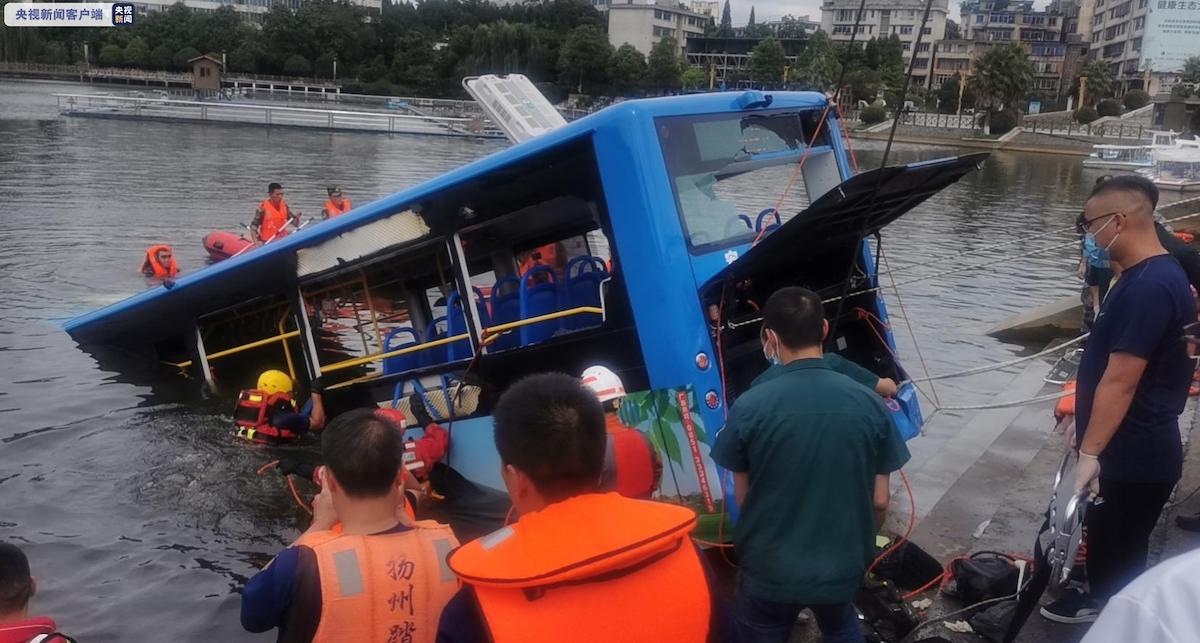 Al menos 21 muertos al caer un autobús con estudiantes a un embalse en China
