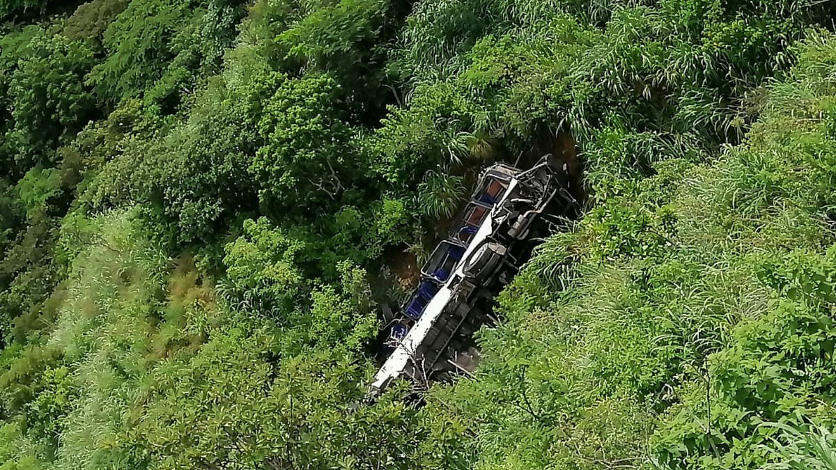 Autobús de pasajeros cae a barranco en Chiapas; muere un hombre Autobús de pasajeros cae a barranco en Chiapas; muere un hombre
