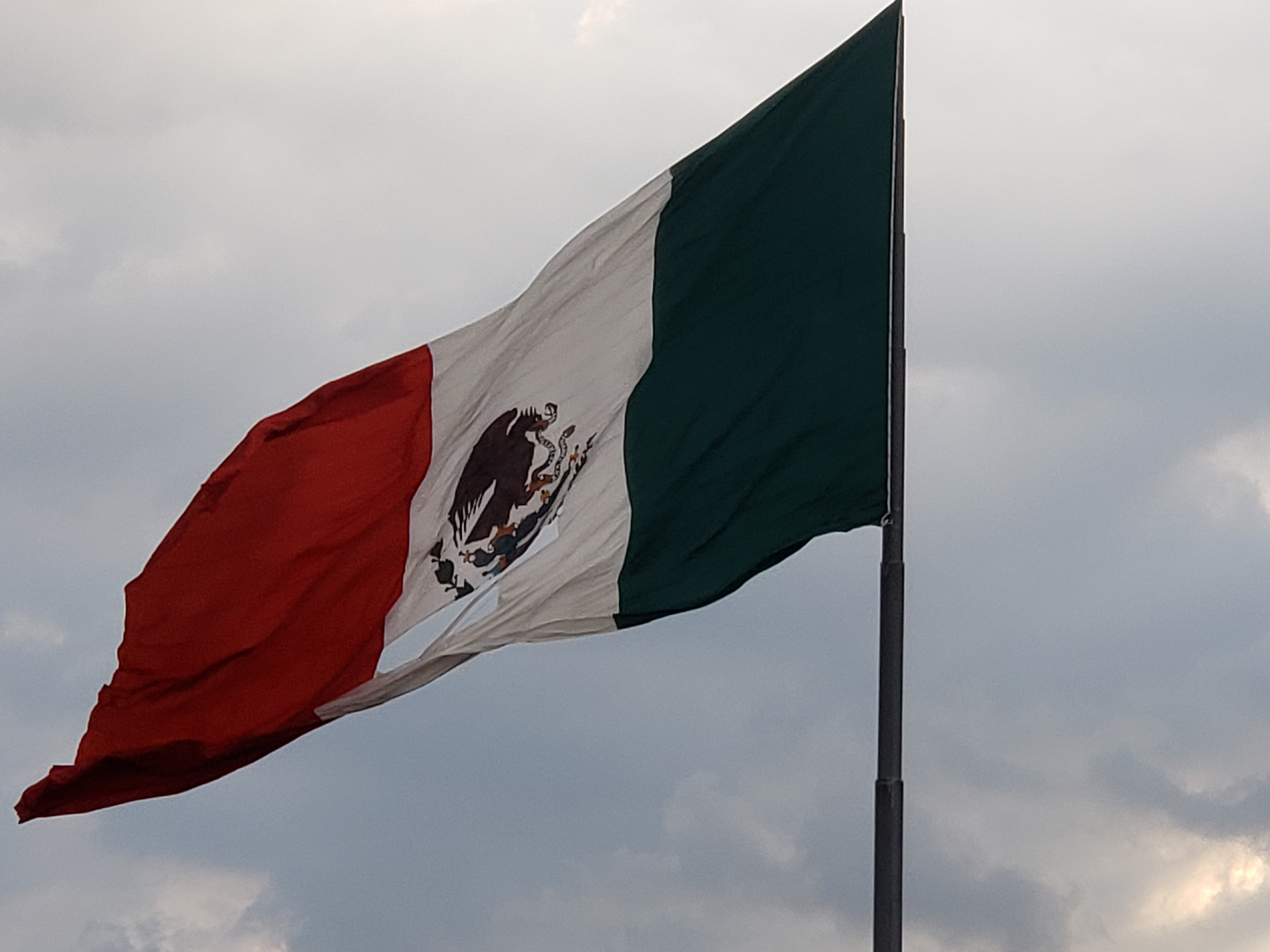 Bandera de San Jerónimo se desgarra por fuertes vientos - bandera-de-san-jeronimo-desgarrada