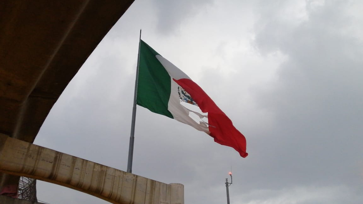 Bandera de San Jerónimo se desgarra por fuertes vientos