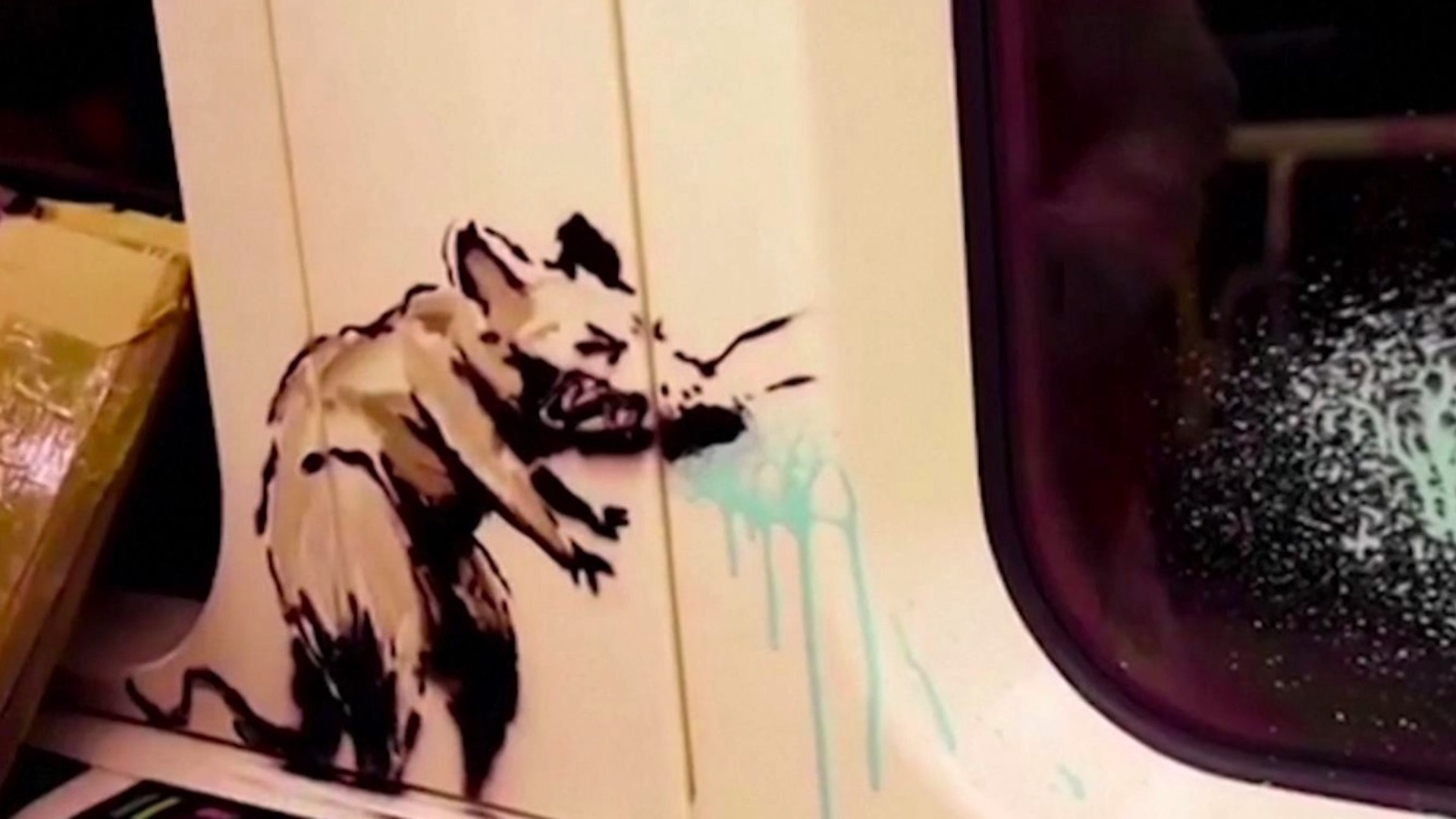 #Video Banksy interviene Metro de Londres para fomentar el uso del cubrebocas