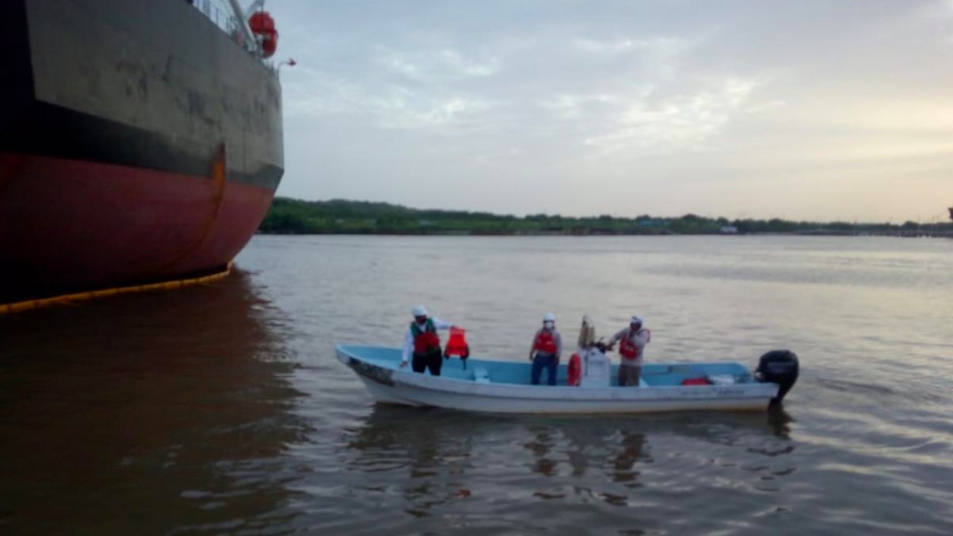 Buscan a dos trabajadores de Pemex desaparecidos tras hundimiento de embarcación en Veracruz