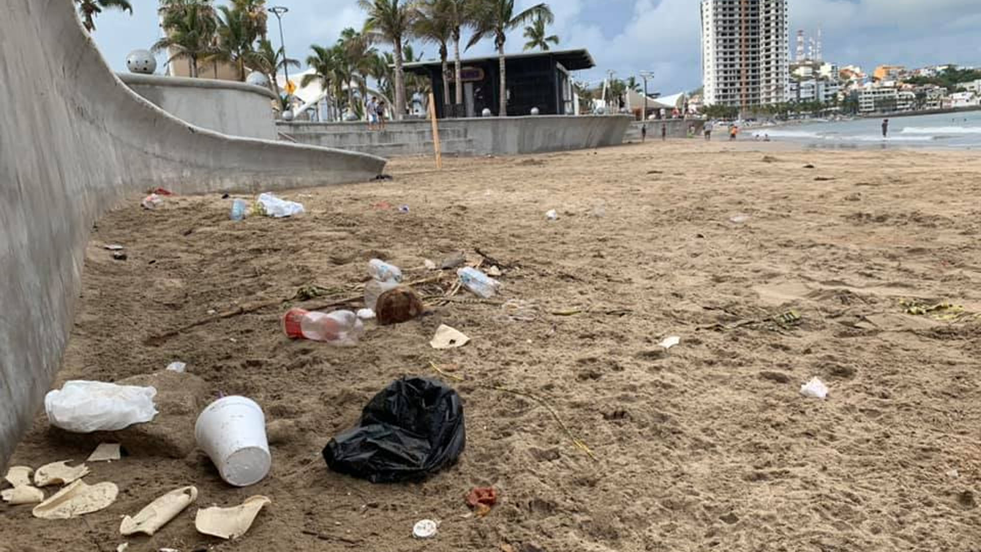 Visitantes generan 19 toneladas de basura en playas de Mazatlán tras reapertura