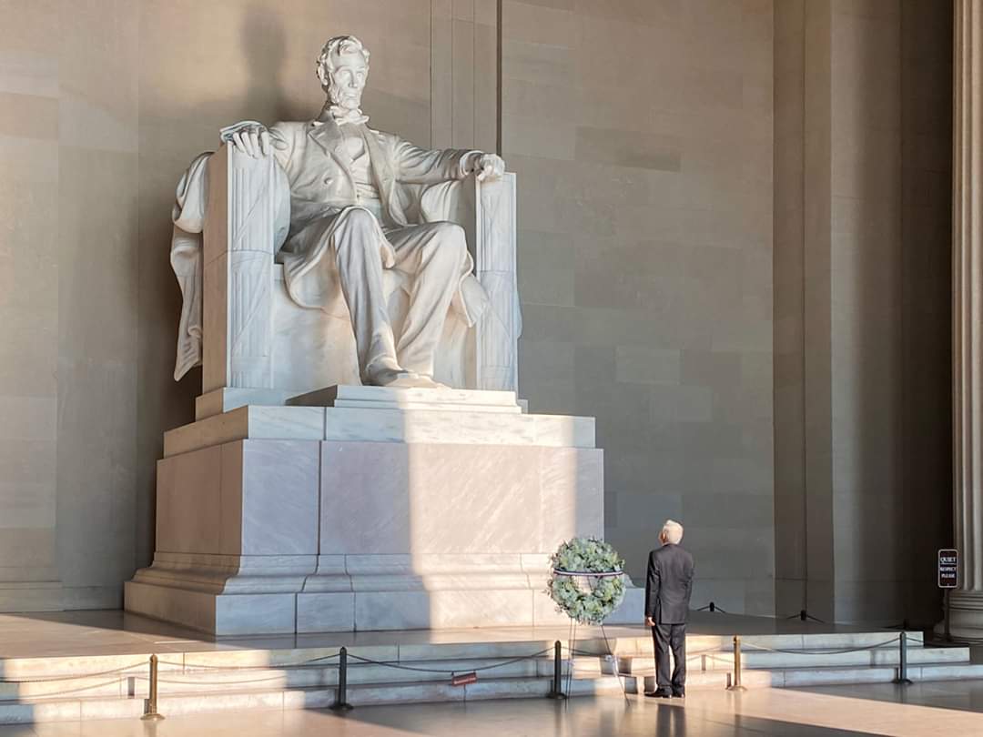 López Obrador deposita en Washington D.C. ofrenda floral en monumentos de Abraham Lincoln y Benito Juárez