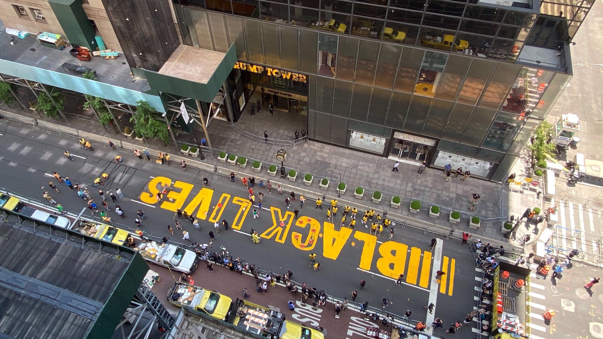 #Video Pintan la frase “Black Lives Matter” frente a la Torre Trump en Nueva York