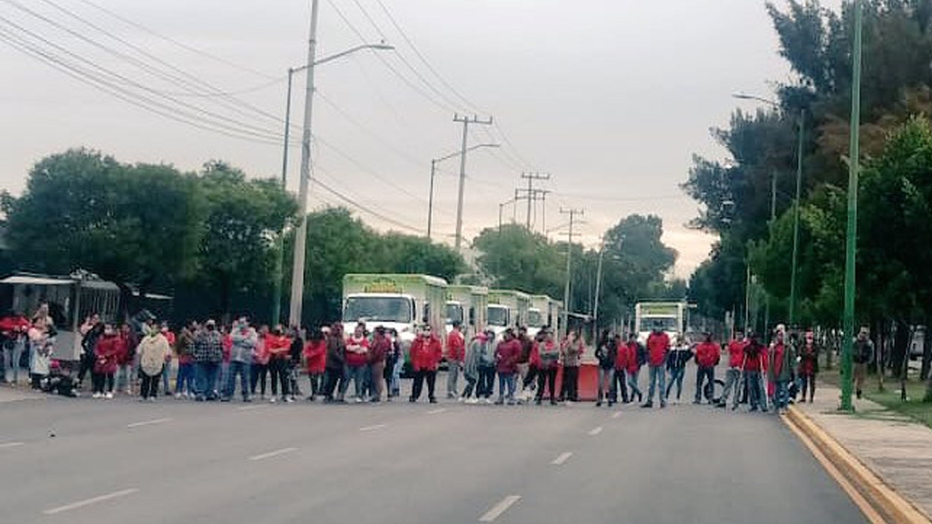 Bloquean avenida Guelatao en Iztapalapa por falta de luz; protestan sin sana distancia