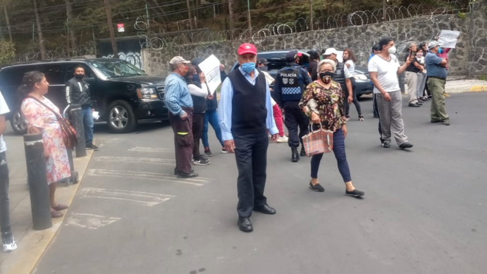 Manifestantes bloquean Calzada Desierto de los Leones por falta de agua