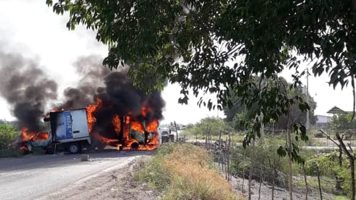 Bloqueos y quema de vehículos tras operativo en Michoacán - bloqueo-en-la-comunidad-las-colonias-cenobio-moreno-aledana-al-municipio-de-apatzingan