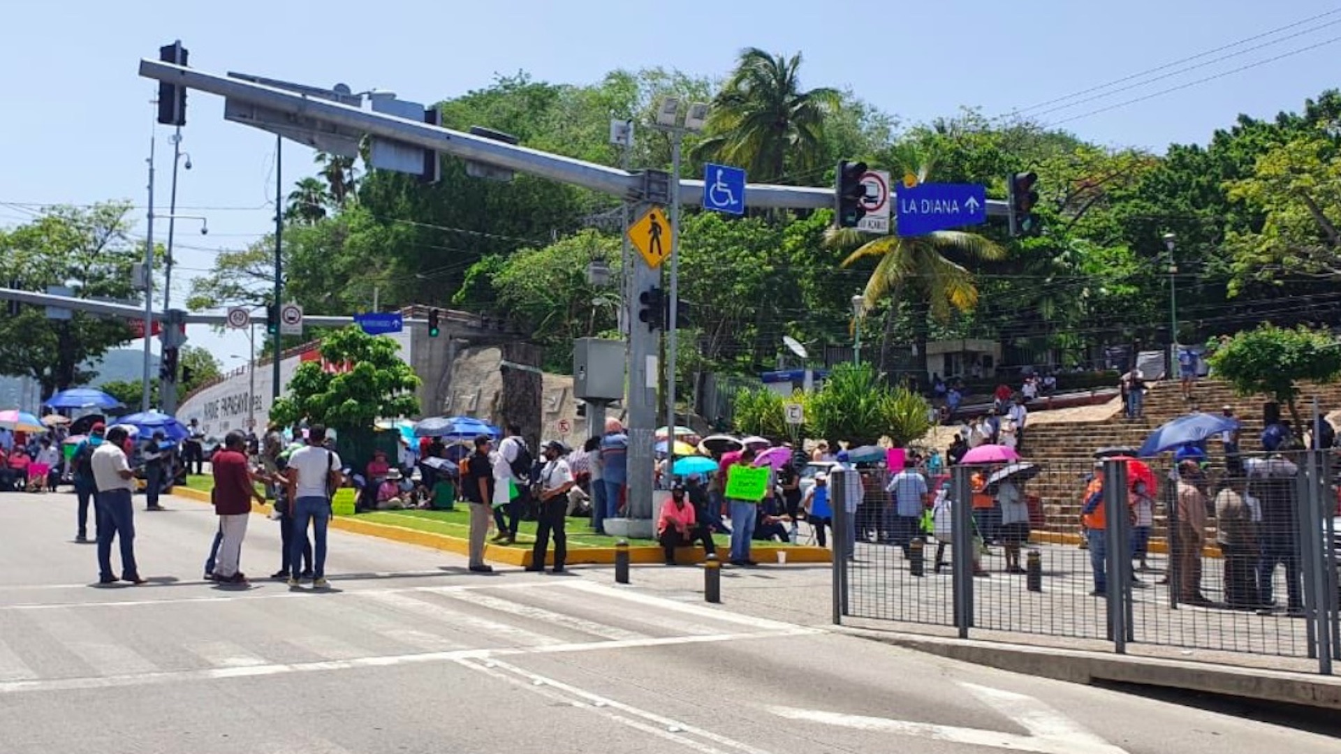 Trabajadores del ayuntamiento de Acapulco realizan bloqueos en principales vialidades del puerto