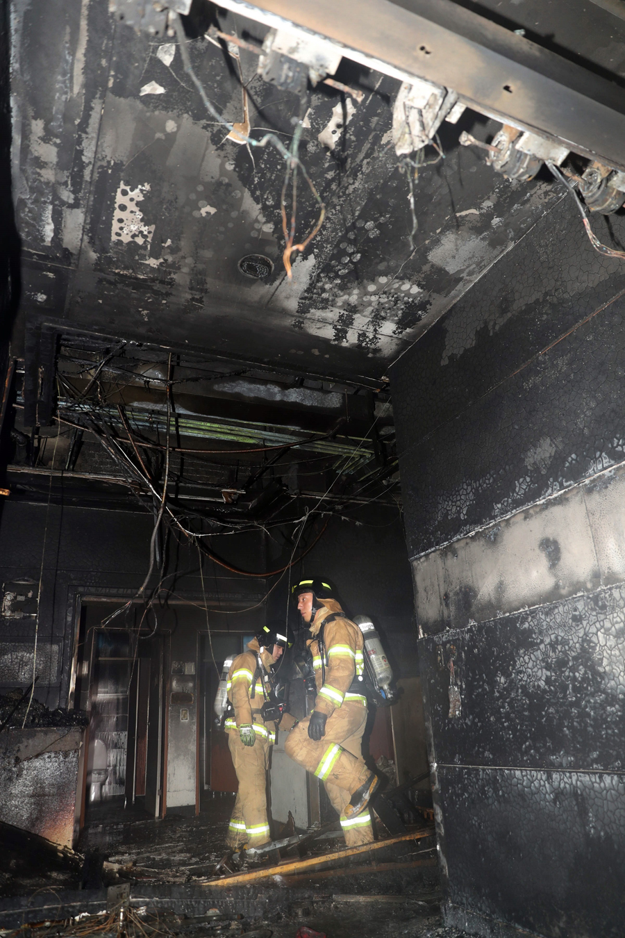 Incendio en hospital de Corea del Sur deja dos muertos y 28 heridos - bomberos-tras-extinguir-el-incendio-en-hospital-de-corea-del-sur