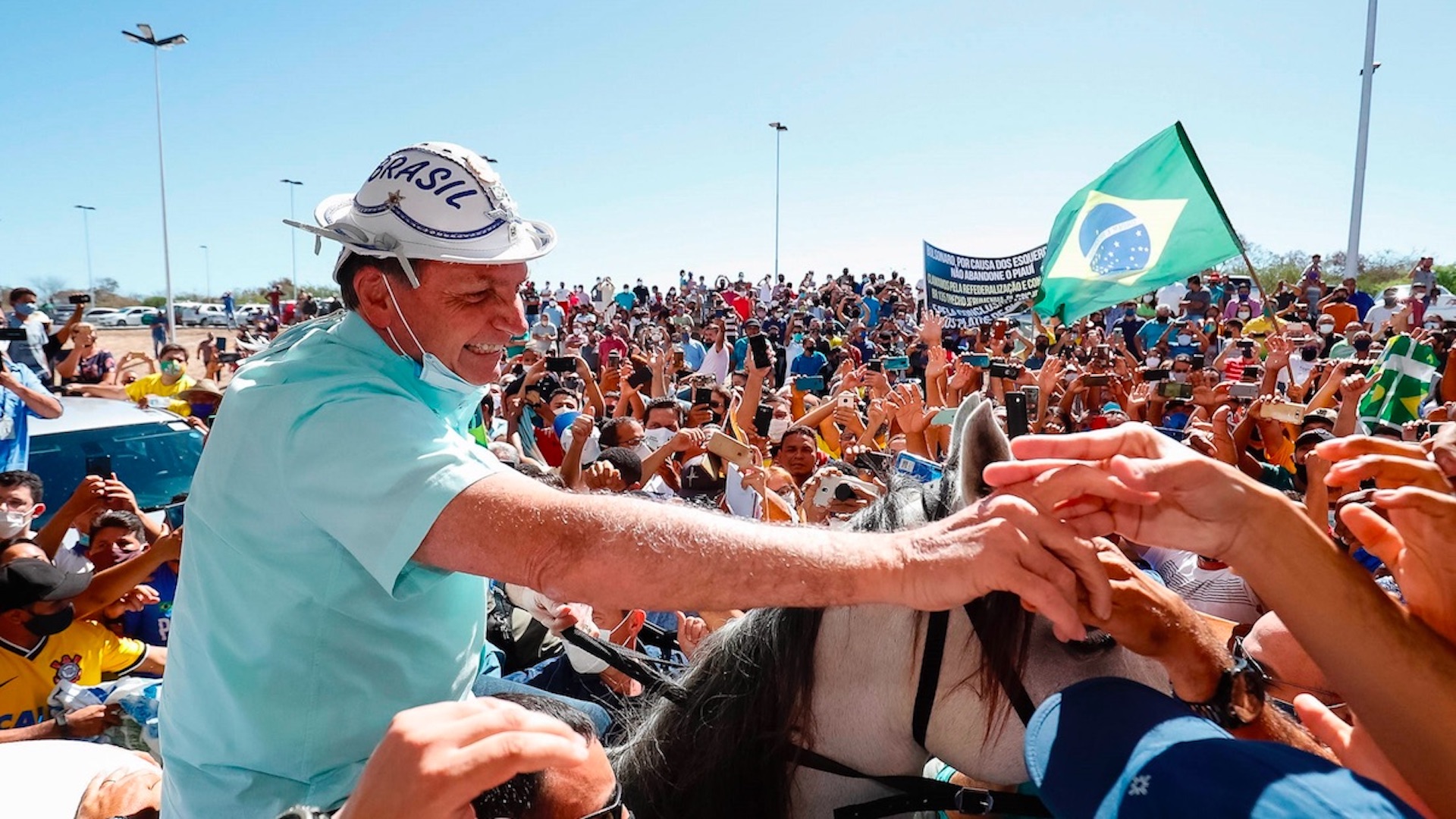 #Video Bolsonaro reaparece en público saludando de mano tras superar el COVID-19