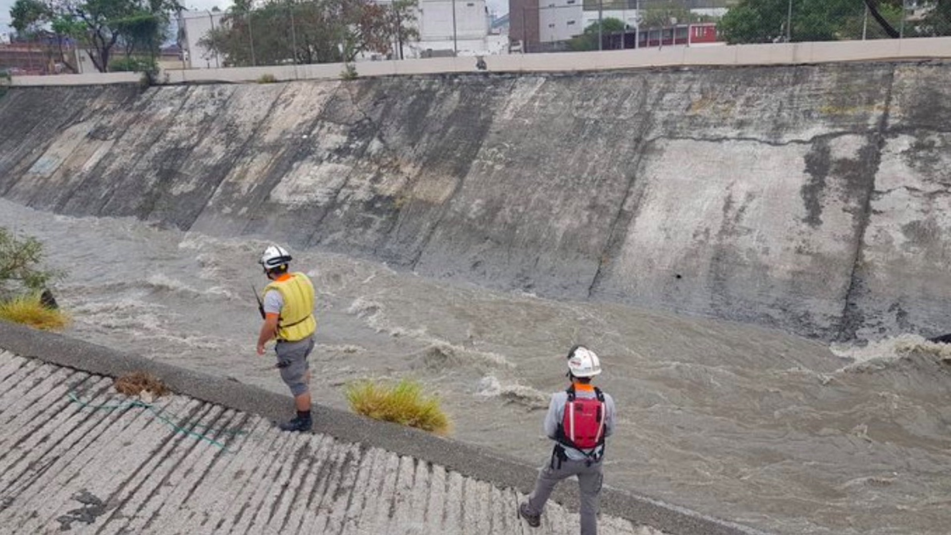 Continúa la búsqueda de Francisco Macareno, quien fue arrastrado por corriente de inundaciones en Monterrey