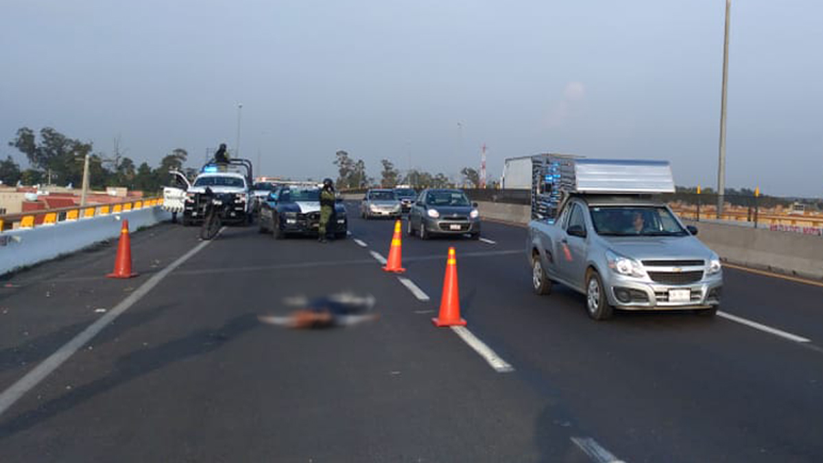 Abaten a presunto ladrón de tráiler con medicamentos en Edomex - cadaver-de-presunto-delincuente-abandonado-sobre-el-circuito-exterior-mexiquense