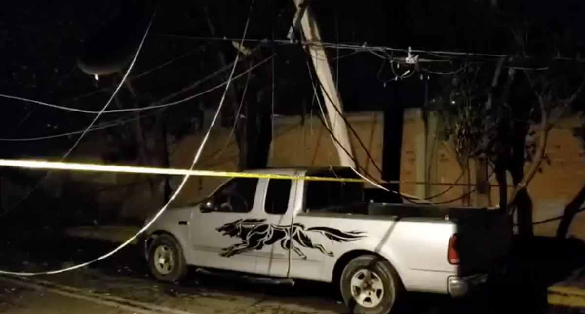 Caída de árboles, por lluvias de anoche, dañan vehículos y postes de luz en Iztapalapa y Cuauhtémoc