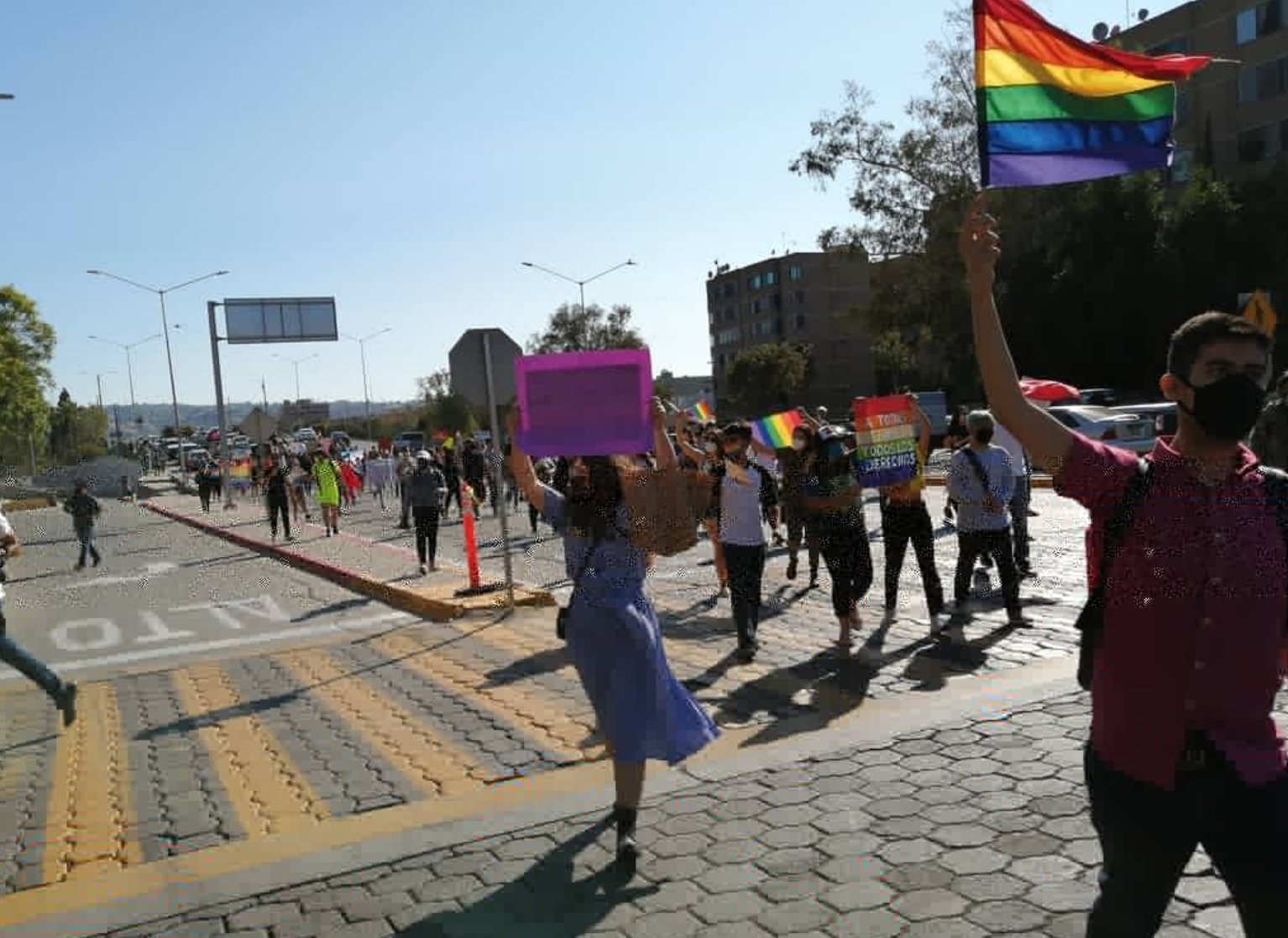 Marchan a favor del matrimonio igualitario en Tijuana
