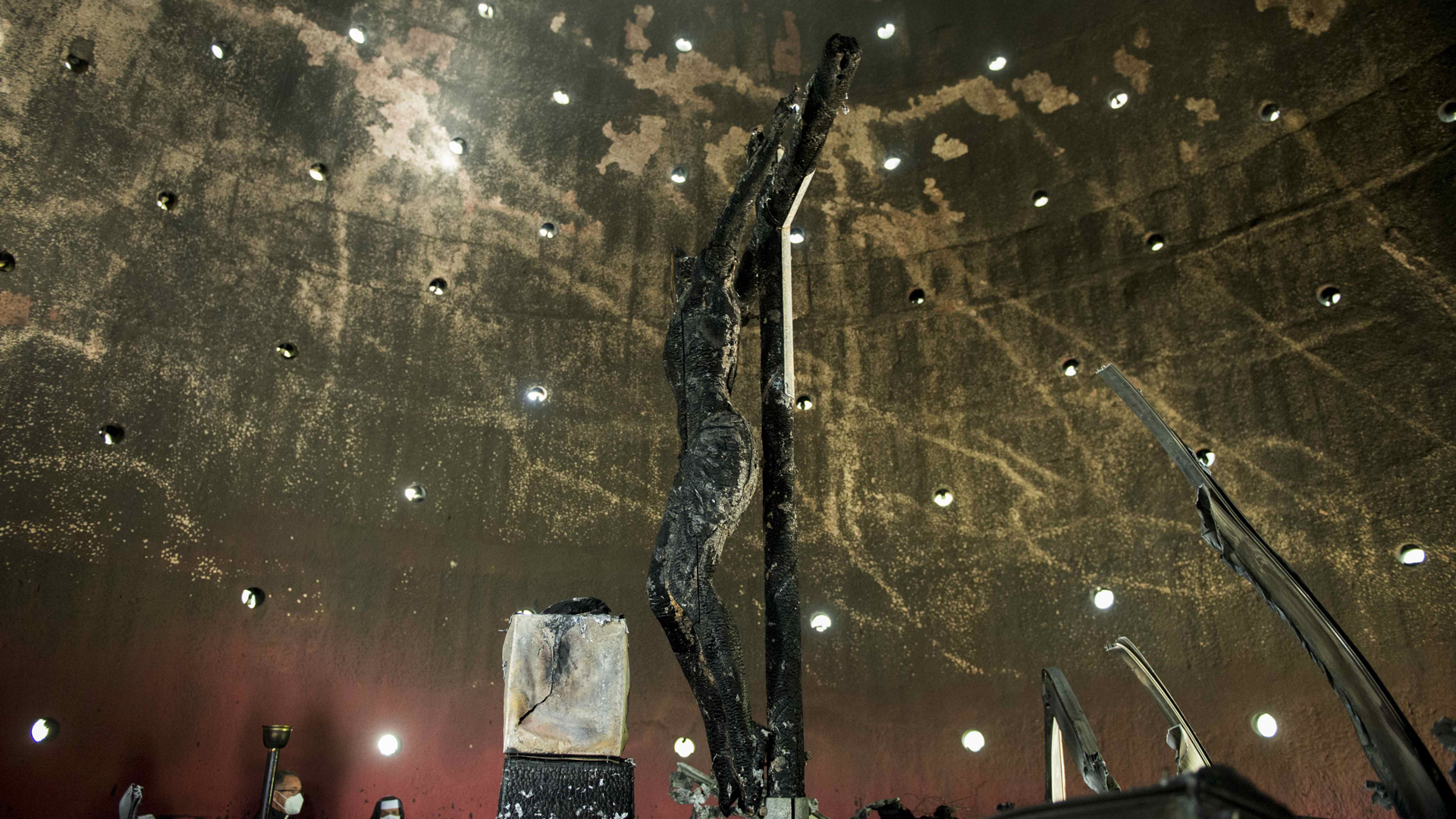Papa Francisco expresa cercanía a Nicaragua por ataque a catedral de Managua - carbonizan-en-managua-imagen-de-la-sangre-de-cristo