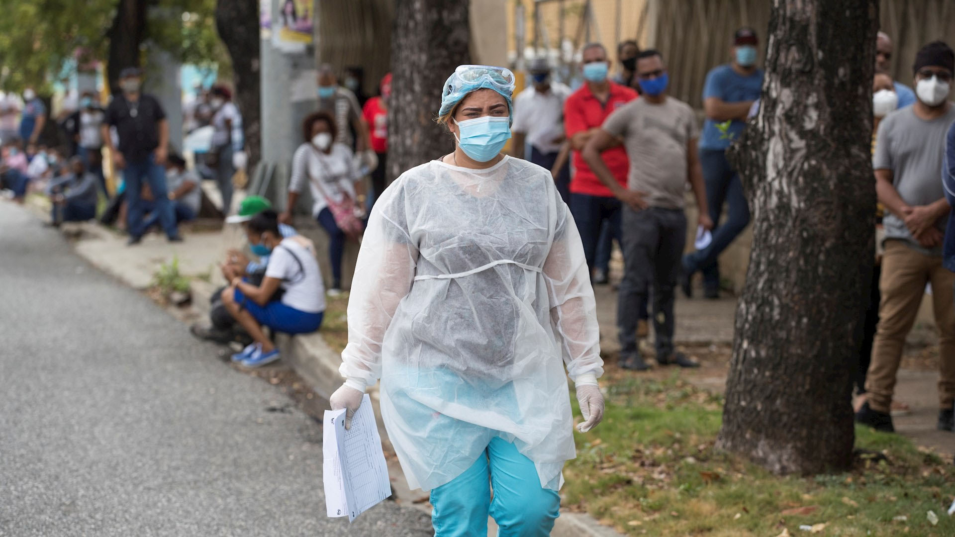 Casos diarios de COVID-19 en el mundo alcanzan nuevo récord