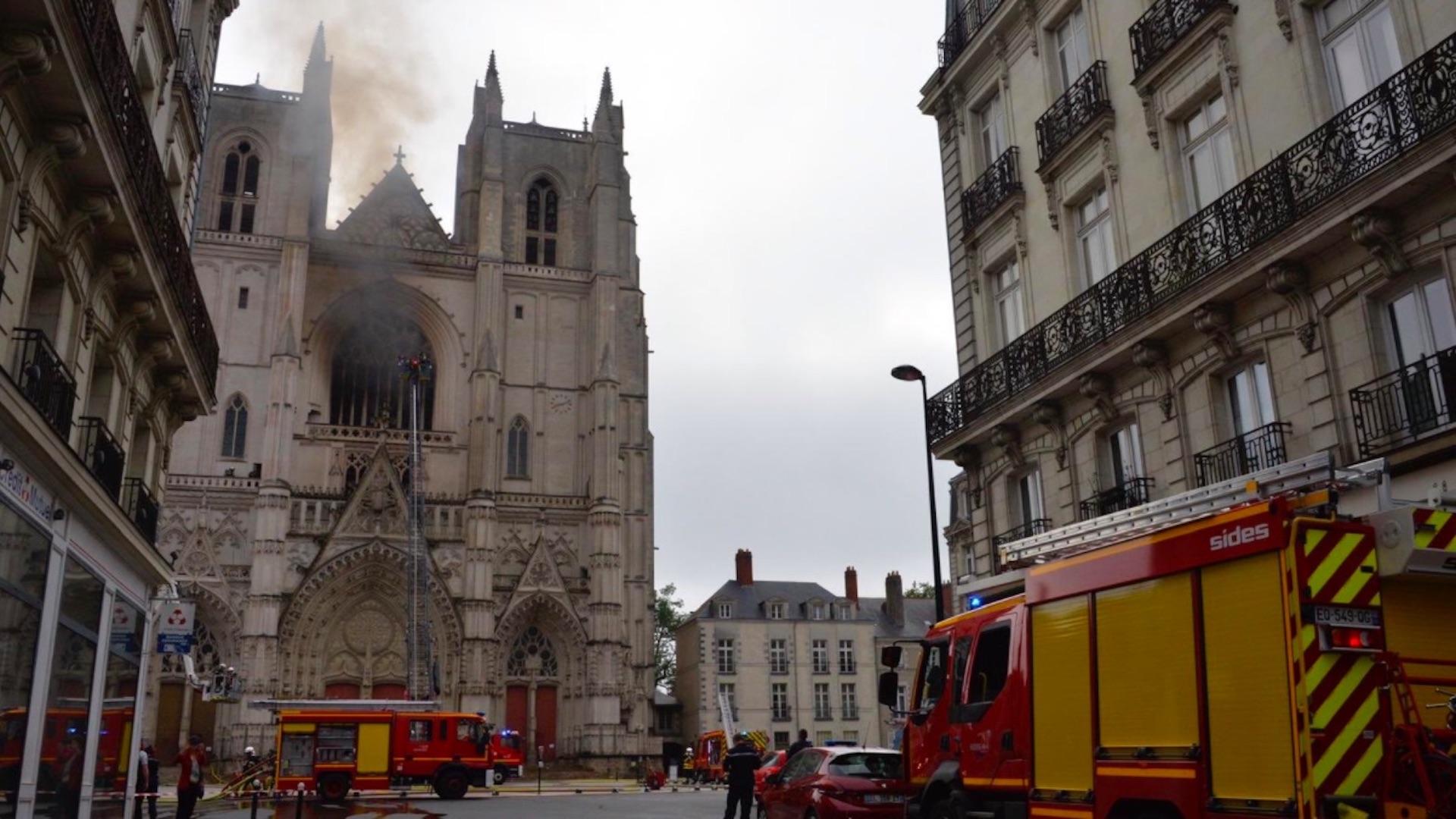 #Video Controlan incendio en la catedral de Nantes #Video Controlan incendio en la catedral de Nantes