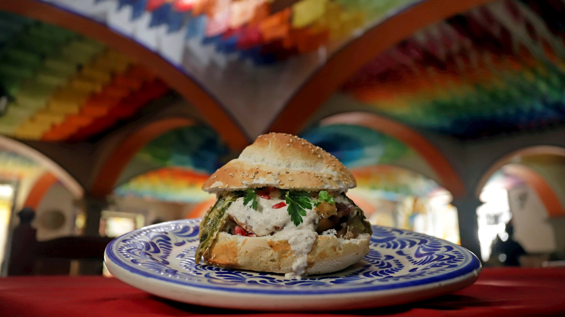 Chiles en nogada se reinventan en forma de hamburguesa - chiles-en-nogada-hamburguesa-puebla-2