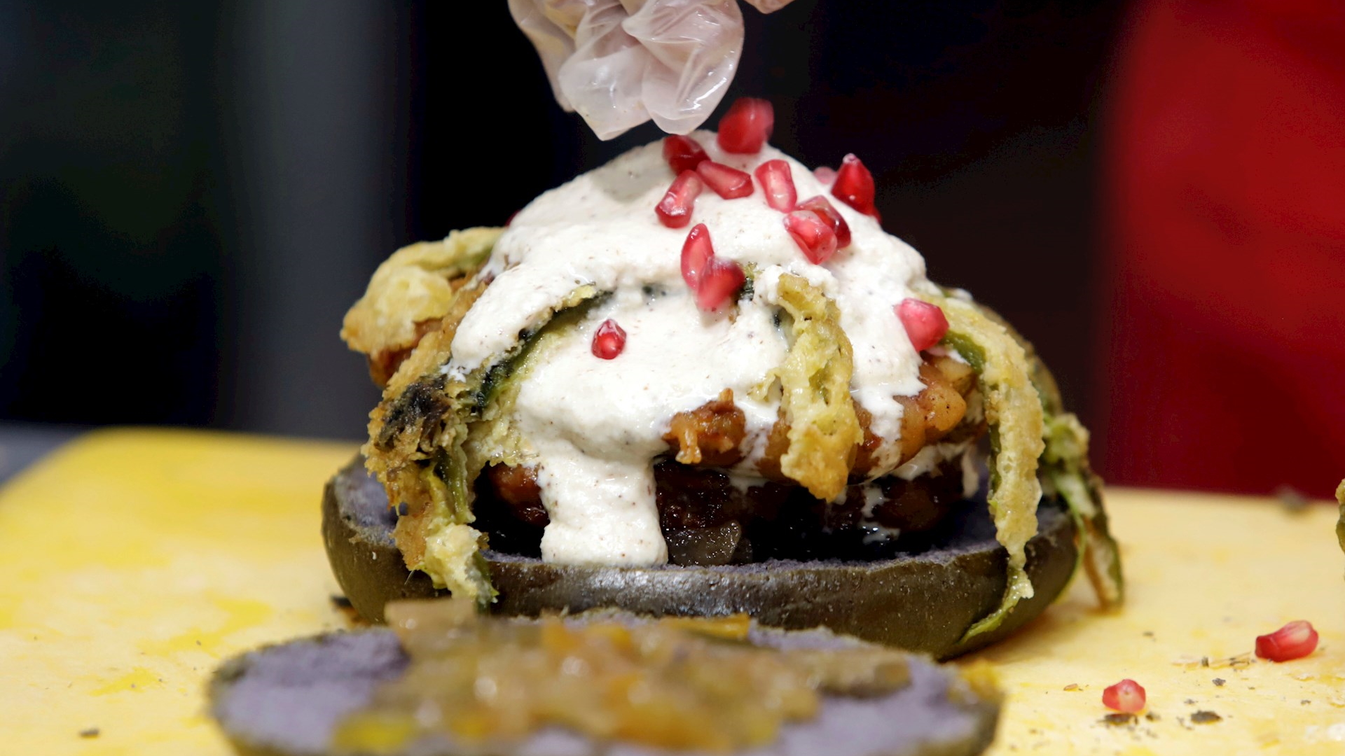 Chiles en nogada se reinventan en forma de hamburguesa