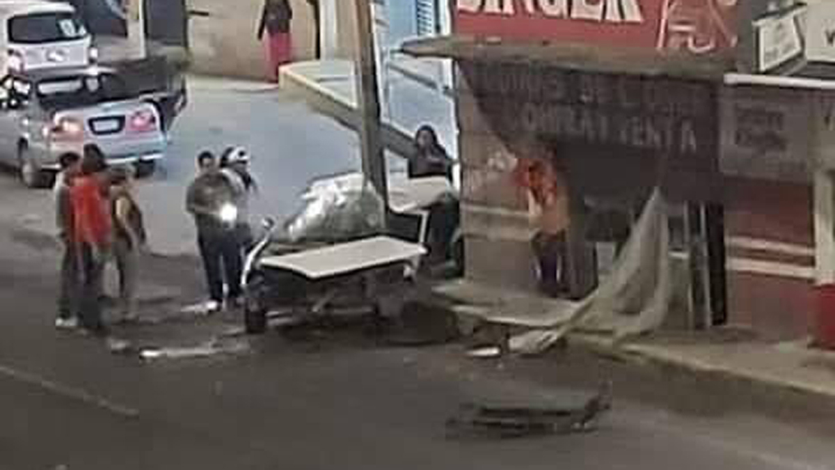 #Video Taxista choca contra poste en Tecámac; mueren cuatro personas #Video Taxista choca contra poste en Tecámac; mueren cuatro personas