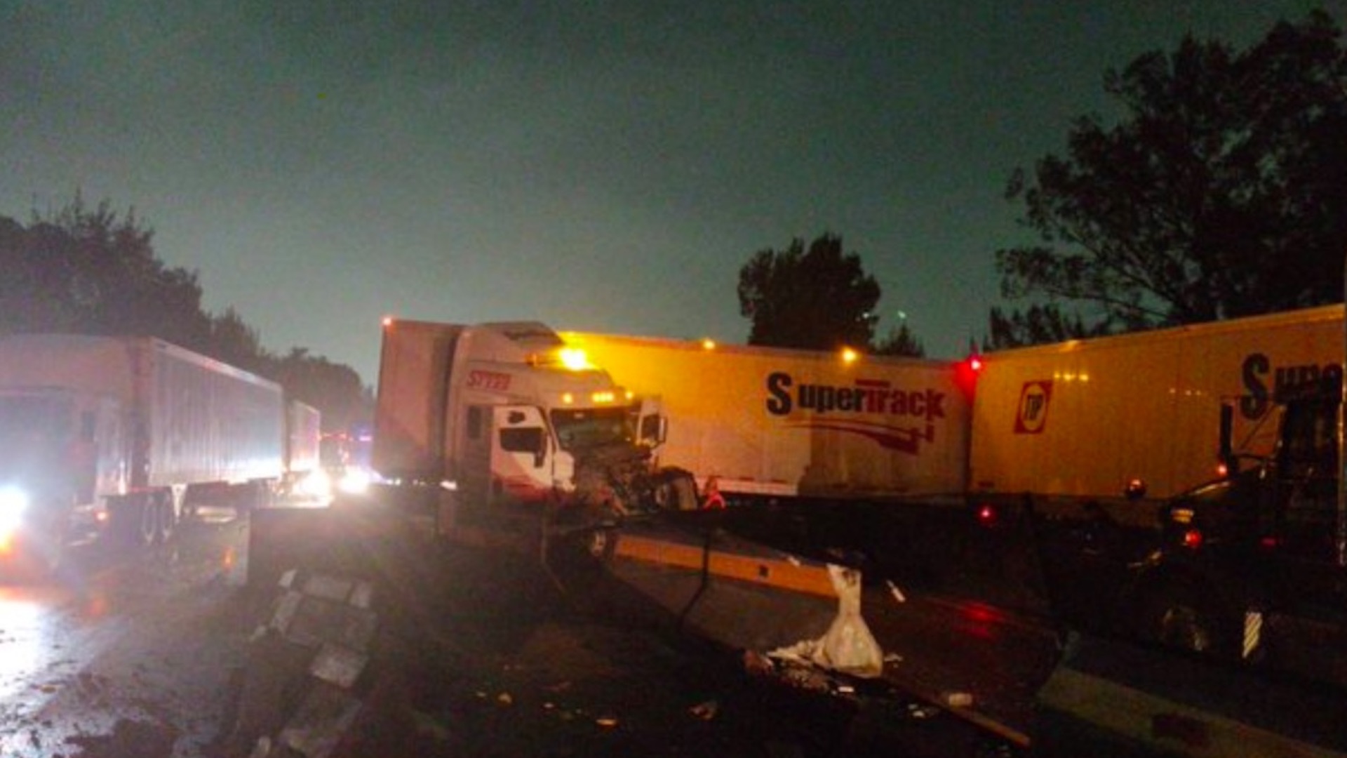 Choque de tráiler provoca cierre en ambos sentidos de la autopista México-Querétaro